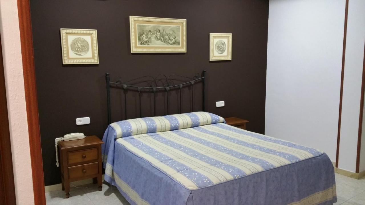 Hostal El Lirio Bollullos Par del Condado Luaran gambar