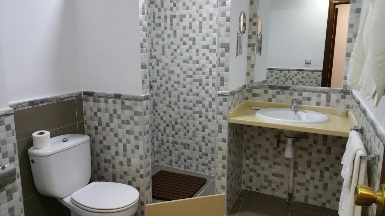 Hostal El Lirio Bollullos Par del Condado Luaran gambar
