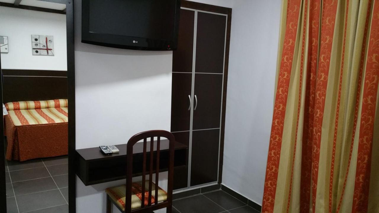 Hostal El Lirio Bollullos Par del Condado Luaran gambar