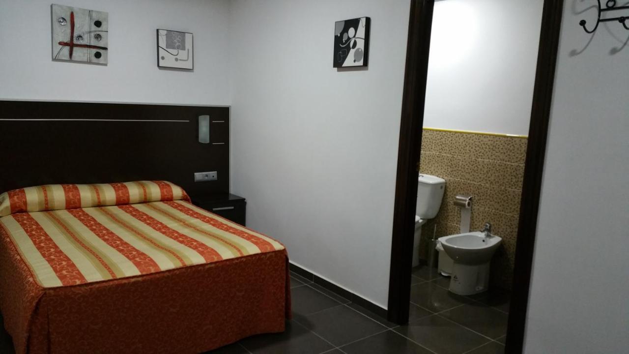 Hostal El Lirio Bollullos Par del Condado Luaran gambar