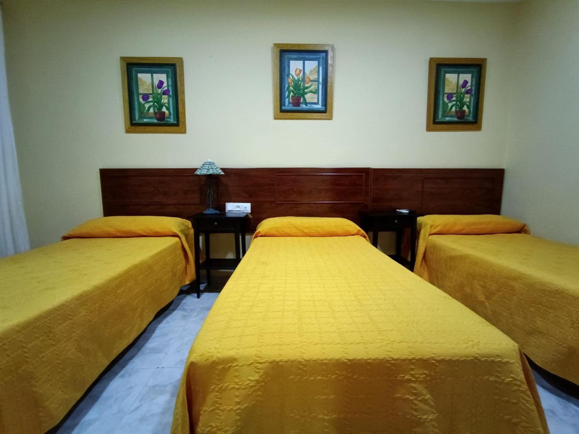 Hostal El Lirio Bollullos Par del Condado Luaran gambar