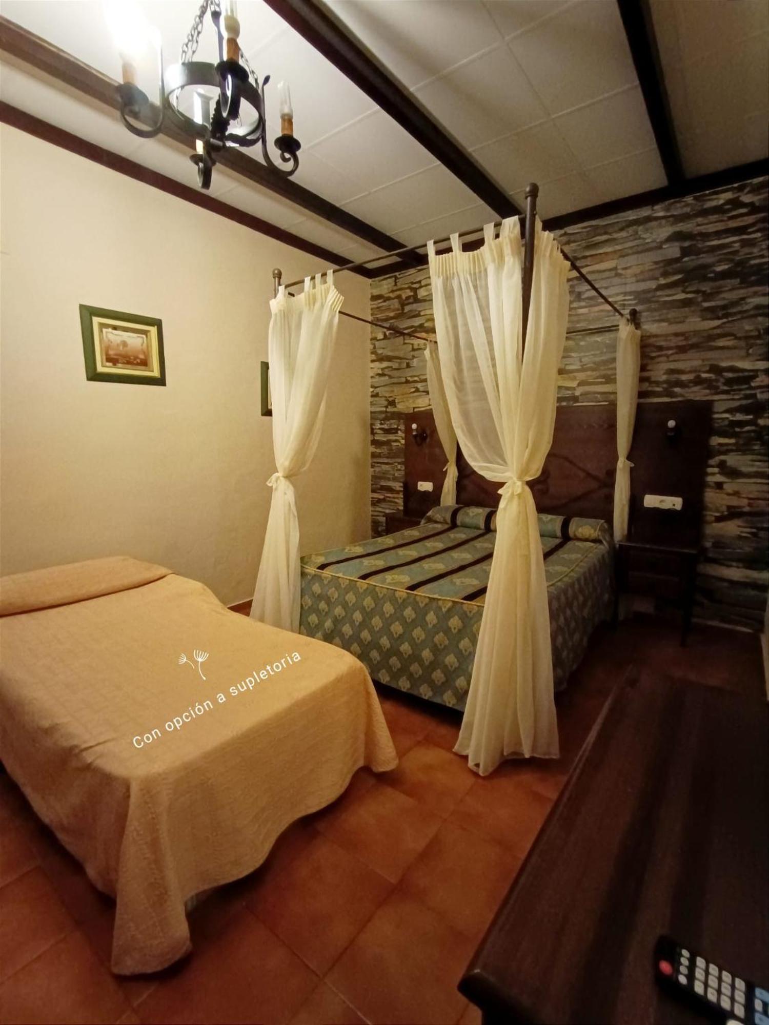 Hostal El Lirio Bollullos Par del Condado Luaran gambar