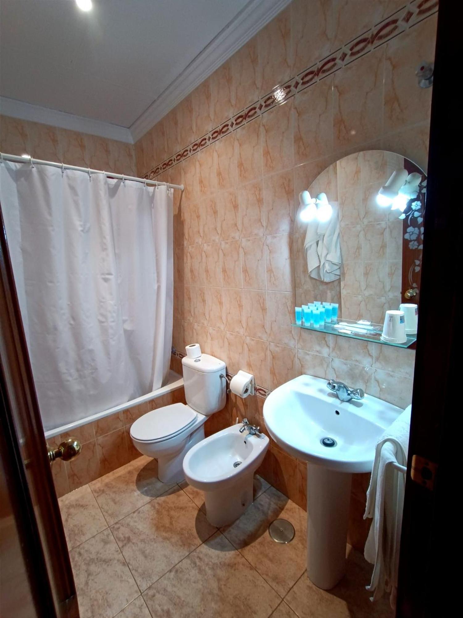 Hostal El Lirio Bollullos Par del Condado Luaran gambar
