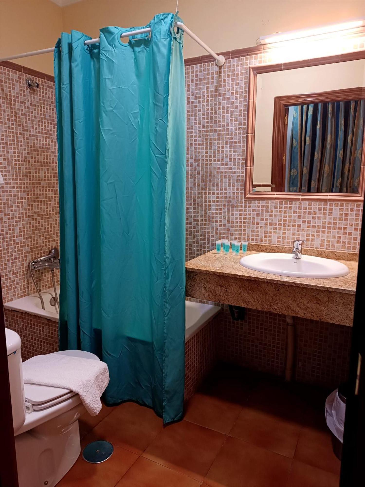 Hostal El Lirio Bollullos Par del Condado Luaran gambar