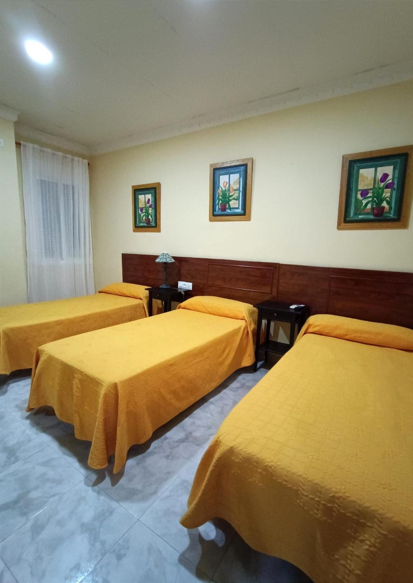 Hostal El Lirio Bollullos Par del Condado Luaran gambar