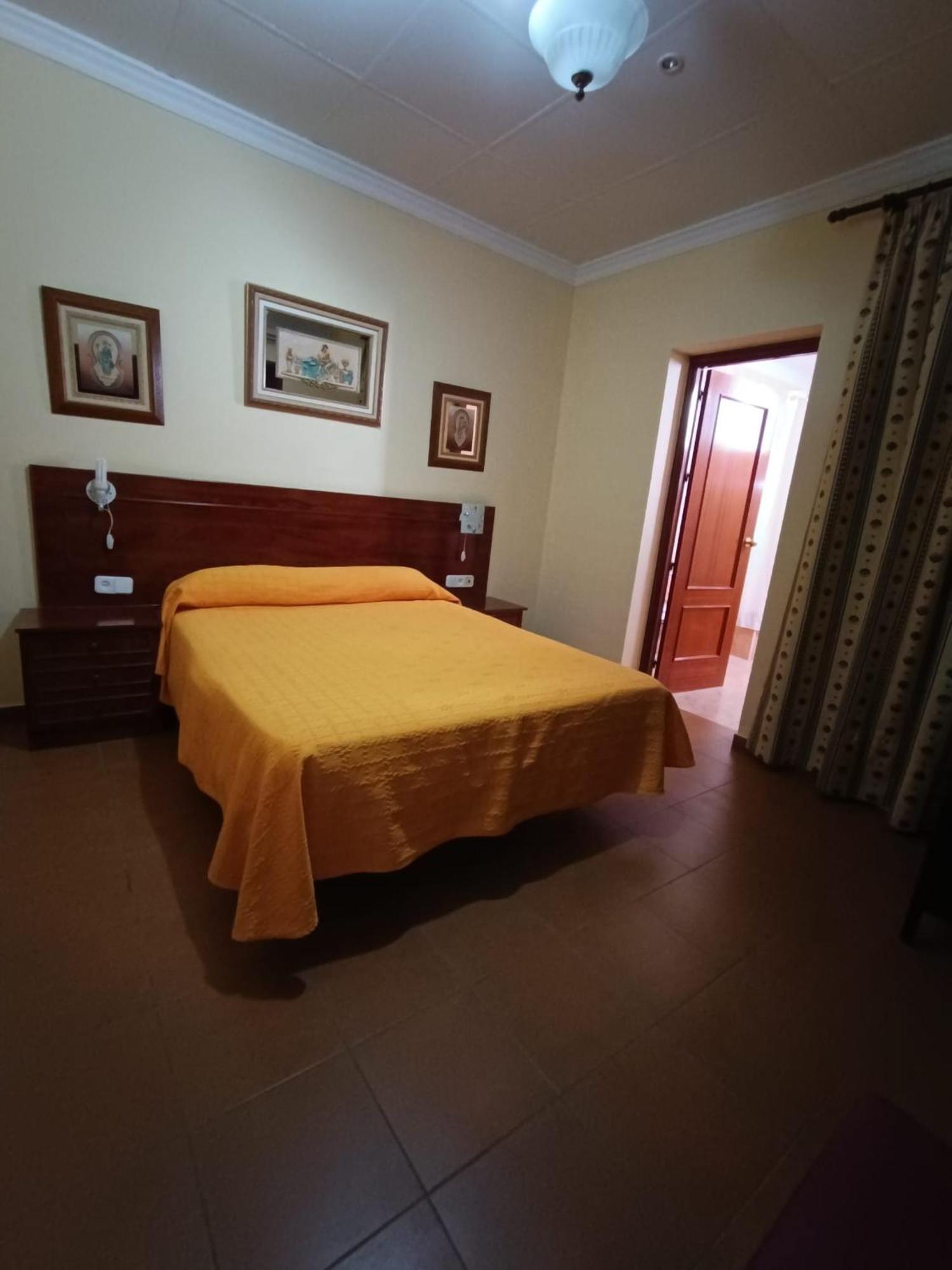Hostal El Lirio Bollullos Par del Condado Luaran gambar